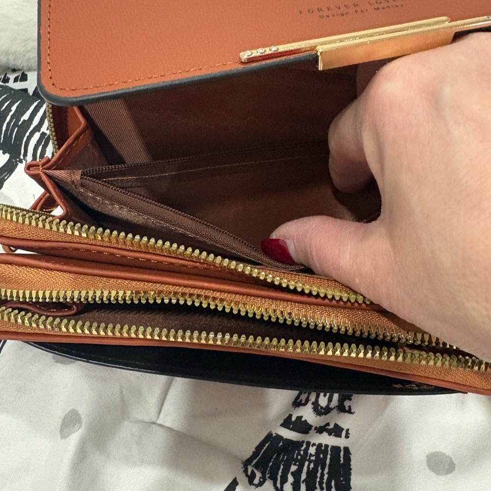 NWOT Women's Tan Crossbody Bag, several pockets for all your needs. Never used - Picture 6 of 11